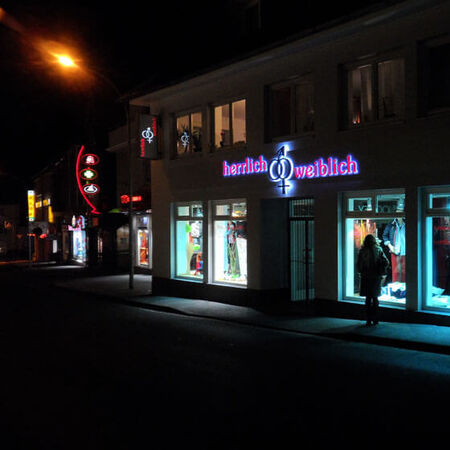 Ladenbeschriftung mit Leuchtfunktion. Produziert von Reklameservice Krüger aus Bonn.