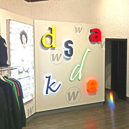 Lichtwerbung und Corporate Fashion im werbeland®-Showroom in Bonn.